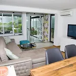 Riverside Pearl House By The River And Swimming Pool *