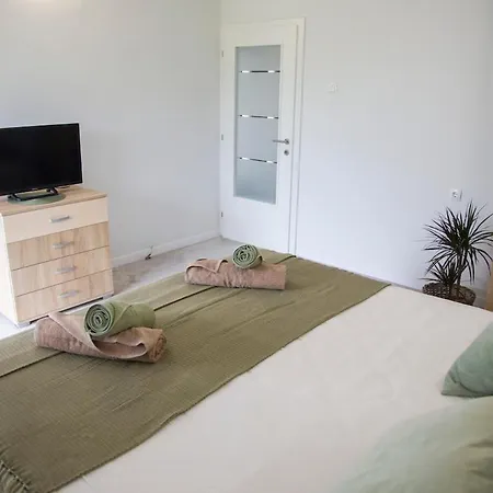 Riverside Pearl House By The River And Swimming Pool *