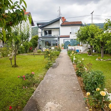 Villa Riverside Pearl House By The River And Swimming Pool *