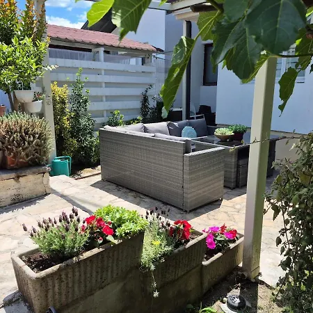 Riverside Pearl House By The River And Swimming Pool *