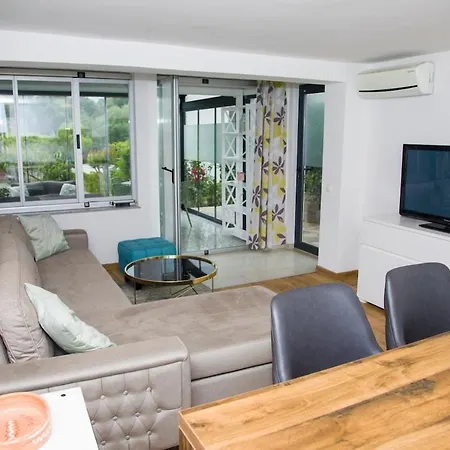 Riverside Pearl House By The River And Swimming Pool *