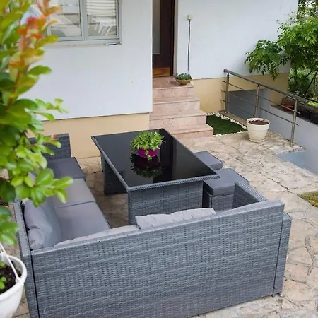 Villa Riverside Pearl House By The River And Swimming Pool