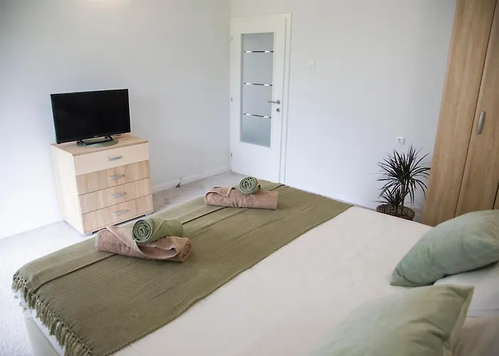 Riverside Pearl House By The River And Swimming Pool *