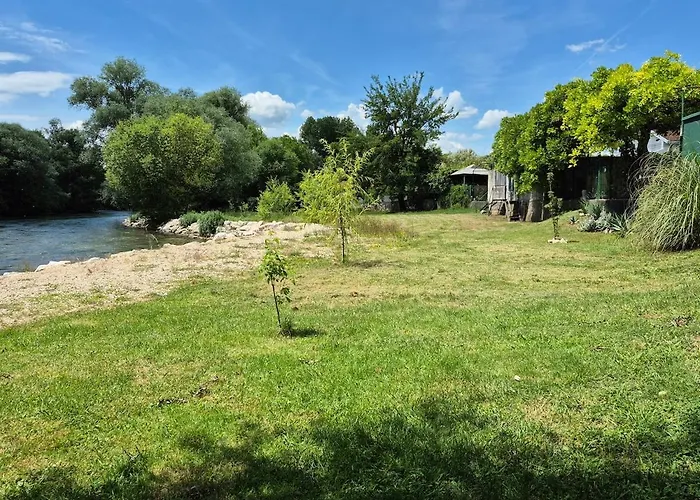 Villa Riverside Pearl House By The River And Swimming Pool