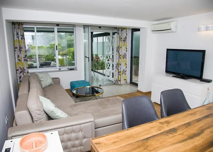 Riverside Pearl House By The River And Swimming Pool *