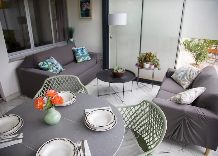 Villa Riverside Pearl House By The River And Swimming Pool